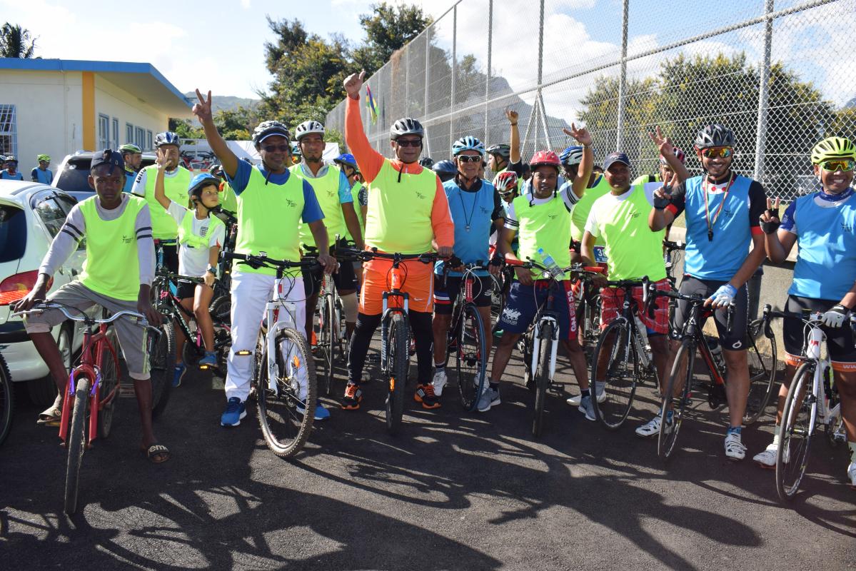  Dr Laurent Musango, WHO Representative in Mauritius, Hon. Mr Stephan Toussaint, Minister of Youth and Sports and Lord Mayor of Port Louis, Mr Daniel Laurent ready to start the cycling trip in view of promoting health and road safety as well as environment protection