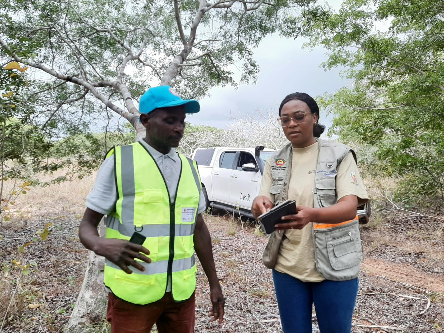 Anália and a community leader during the demarcation of an Enumeration Area for the InCRÓNICAS Survey in Vilankulos.