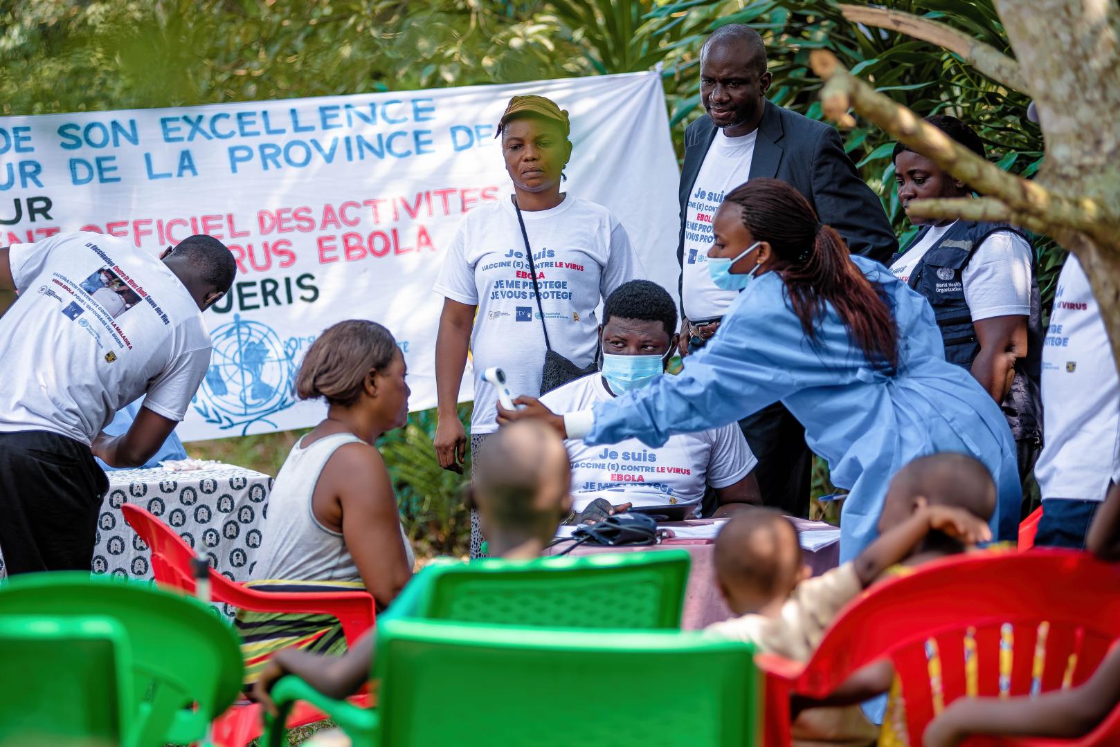 Une vaccinatrice mesure la température d’une candidate à la vaccination lors de la campagne de vaccination des proches des guéris d’Ebola dans l'Equateur. Crédit: OMS/Junior Diatezua.