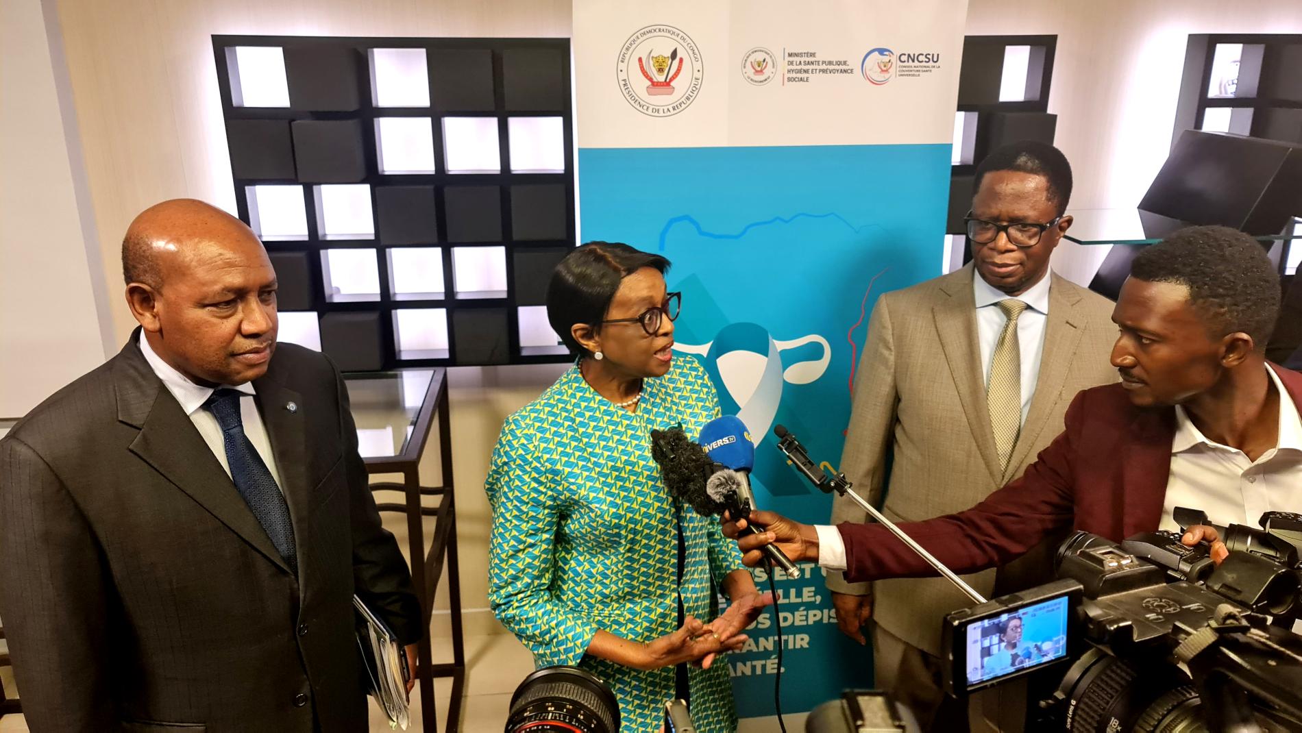 Dre Matshidiso Moeti, Directrice régionale de l'OMS pour l'Afrique répondant aux questions des médias lors du Forum national sur l'élimination du cancer du col de l'utérus à Kinshasa. OMS/Eugene Kabambi