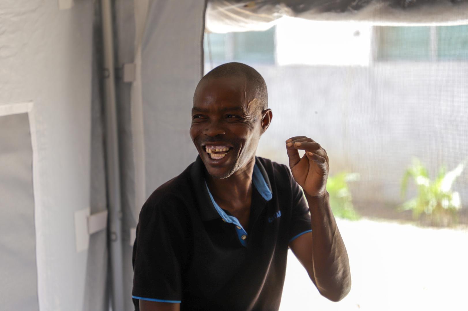 Rafael Daniel precisou de atendimento médico após o ciclone Chido passar pelo distrito de Mecufi. Para isso, utilizou os serviços em uma das tentas montadas pela OMS. Foto: Tiago Zenero/WHO Mozambique.