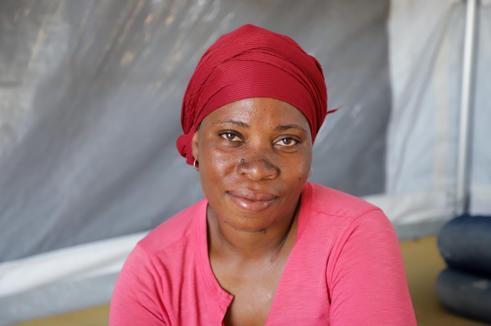 Erica Maila perdeu a casa durante o ciclone Chido e está abrigada provisoriamente em uma das tendas montadas pela OMS. Foto: Tiago Zenero/WHO Mozambique.
