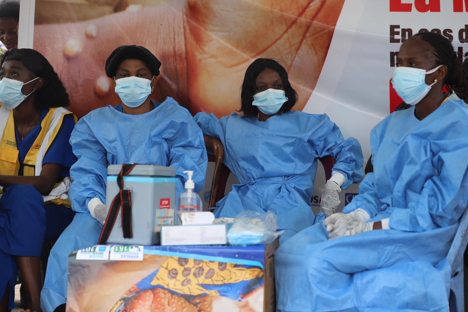 Une équipe de vaccination contre la mpox, prête et déterminée, attend les personnes éligibles dans le quartier de Pakadjuma, au cœur de la zone de santé de Limete, à Kinshasa, ce samedi 22 février 2025. OMS/Joel Lumbala
