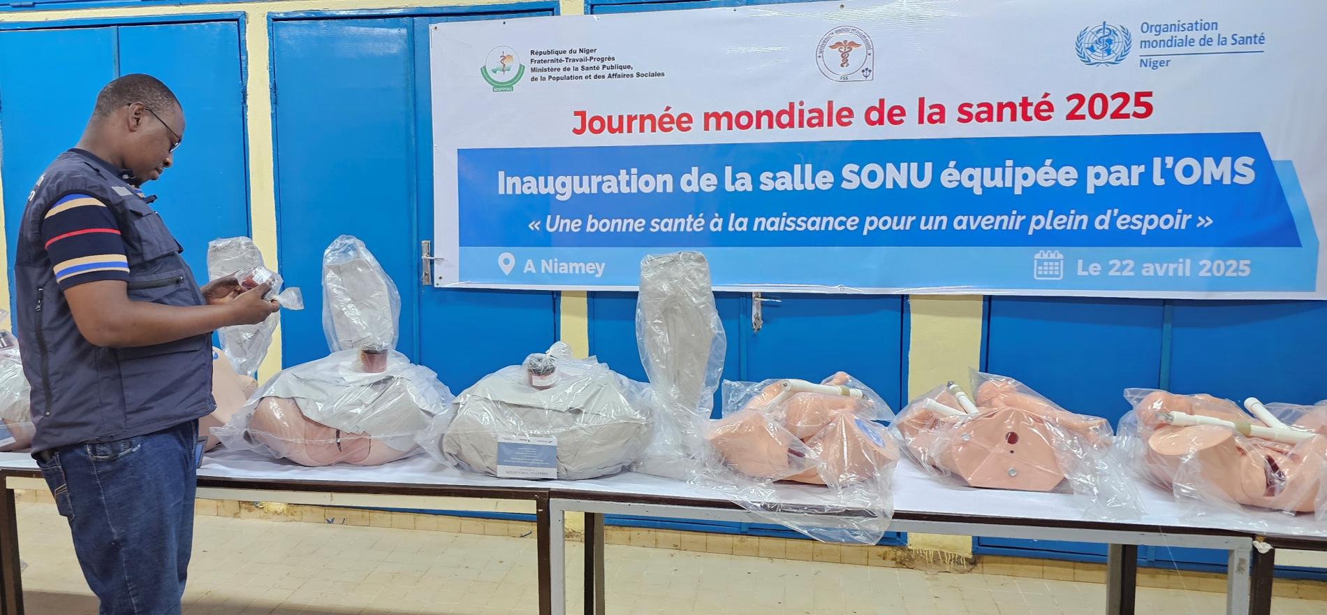 Un agent de l'OMS Niger vérifie les pièces des mannequins à la salle SONU
