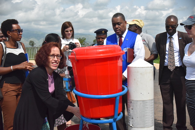 Ambassadrice des USA se lavant la main au point d'entrée de Gatumba