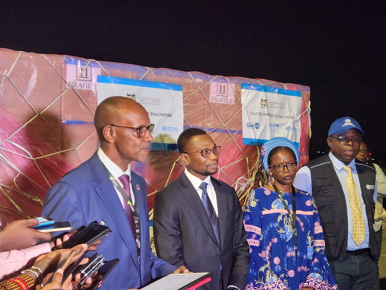 Le Ministre de la Santé, le Coordonnateur des Nations Unies, et les Représentant de l'OMS et de l'UNICEF réceptionnant les premières de vaccins contre le paludisme au Bénin