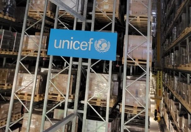 Ministre de la Santé et composée des cadres du ministère de la santé, les staffs de l’OMS, de l’UNICEF, des représentants de l’Assemblée nationale en visite au centre d'approvisionnement en vaccins et produits de santé de l'UNICEF à Copenhague.