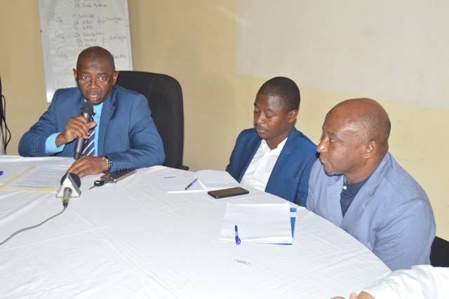 Le Directeur national des établissements de soins en présence du Conseiller OMS Guinée chargé de la promotion de la santé