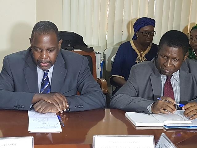Le Représentant de l'OMS en Guinée au cours de son intervention et le Secrétaire général du Ministère de la Santé