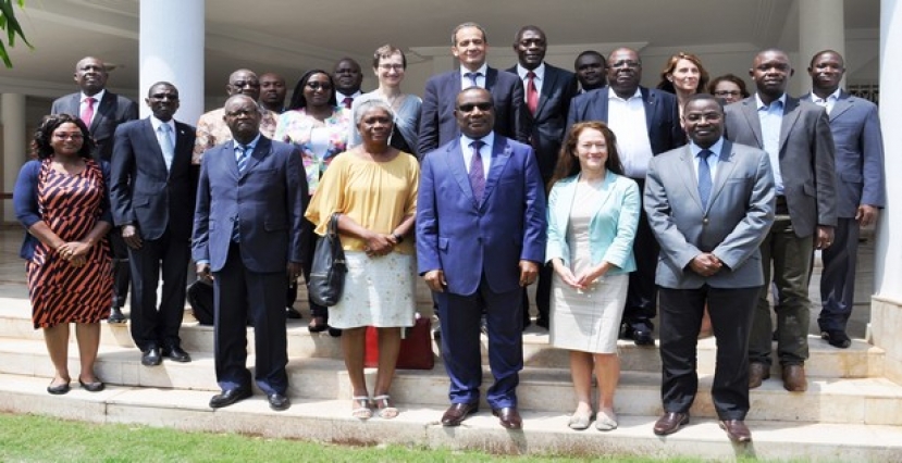 M. Komi Selom Klassou, Premier ministre (lunette sombre), entouré par les membres de la mission