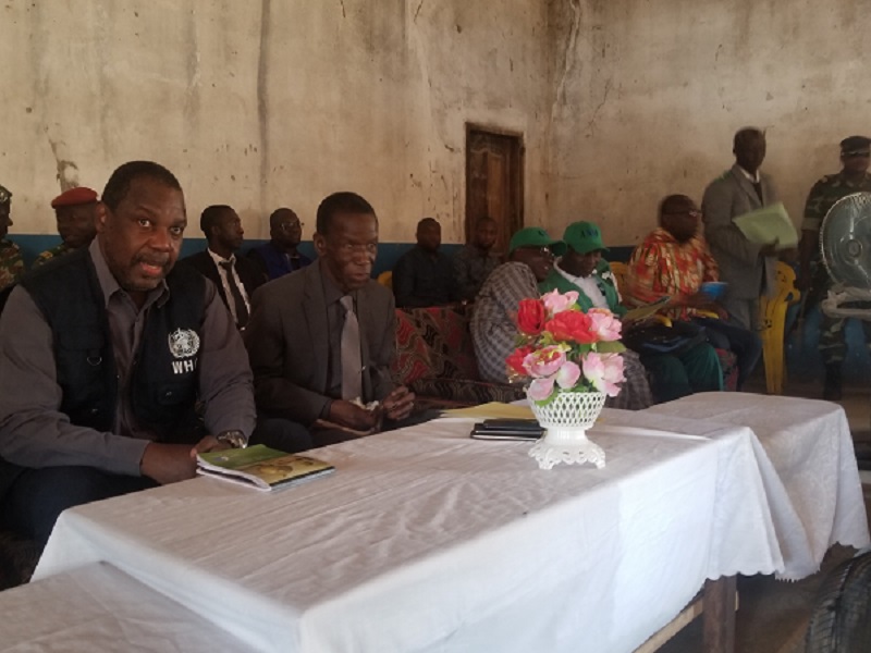 A partir de la gauche Le Représentant de l'OMS en Guinée et le Ministre d'Etat à la Santé lors du lancement du recencement des enfants cibles