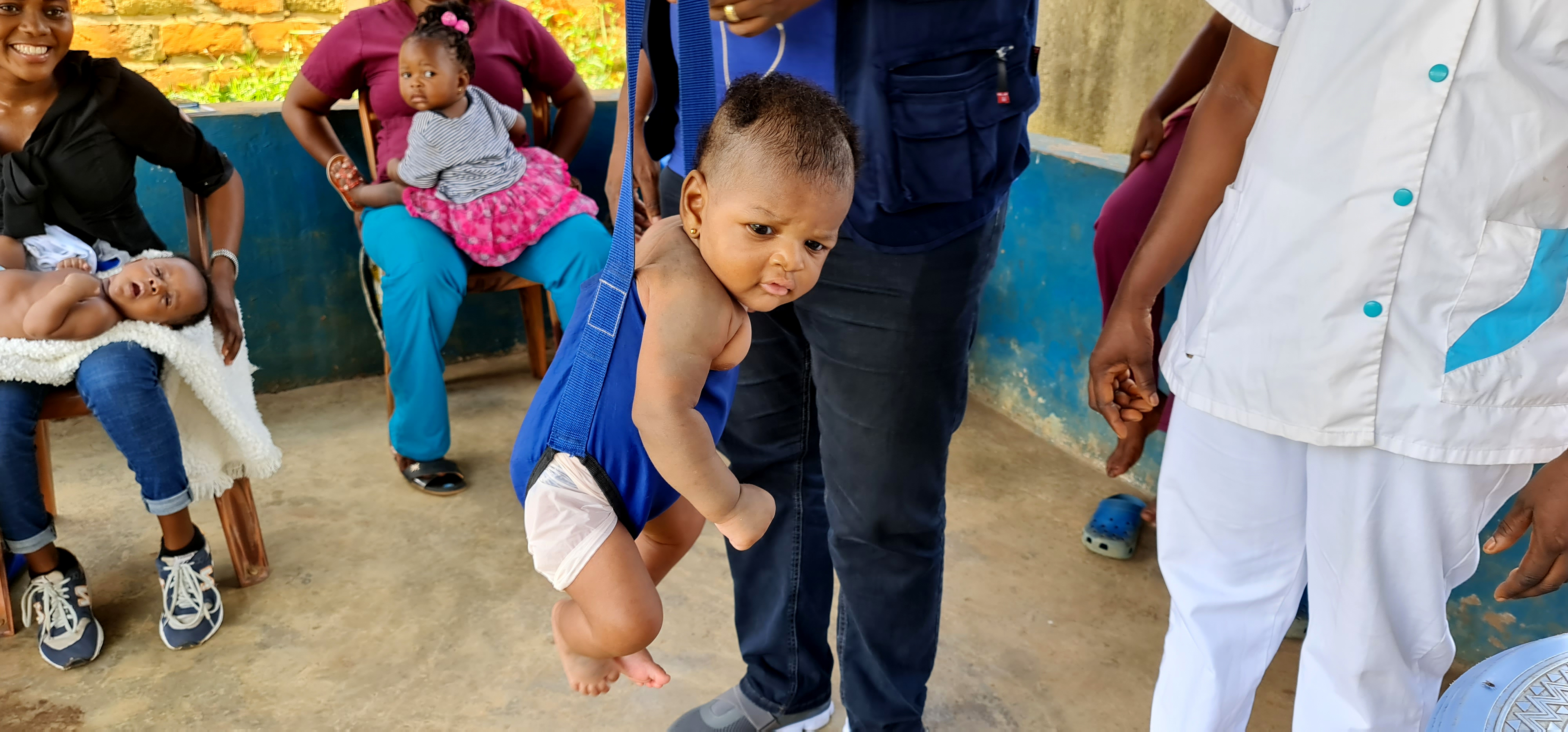 Séance de pèse bébé au centre de santé d’Etat de Loma, dans la zone de santé de Mbanza-Ngungu, avant la prise de la Sulfadoxine pyriméthamine - Crédit, OMS_Eugene Kabambi