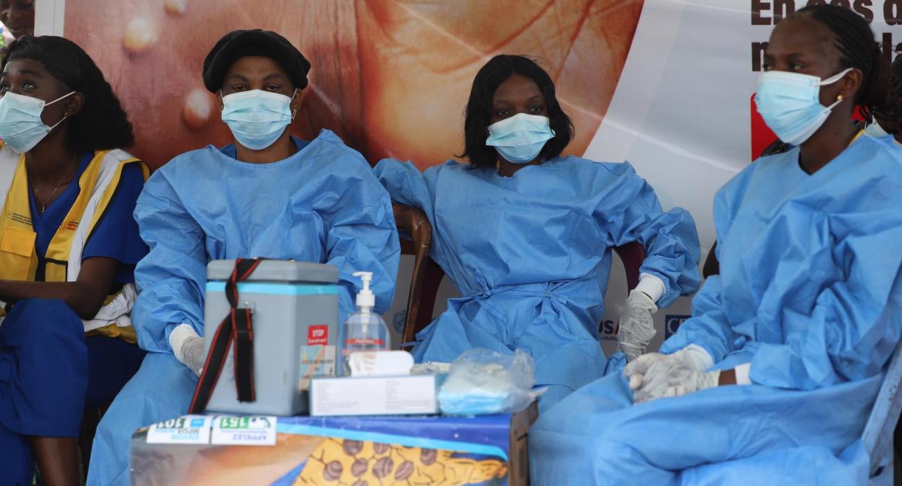 Une équipe de vaccination contre la mpox, prête et déterminée, attend les personnes éligibles dans le quartier de Pakadjuma, au cœur de la zone de santé de Limete, à Kinshasa, ce samedi 22 février 2025. OMS/Joel Lumbala