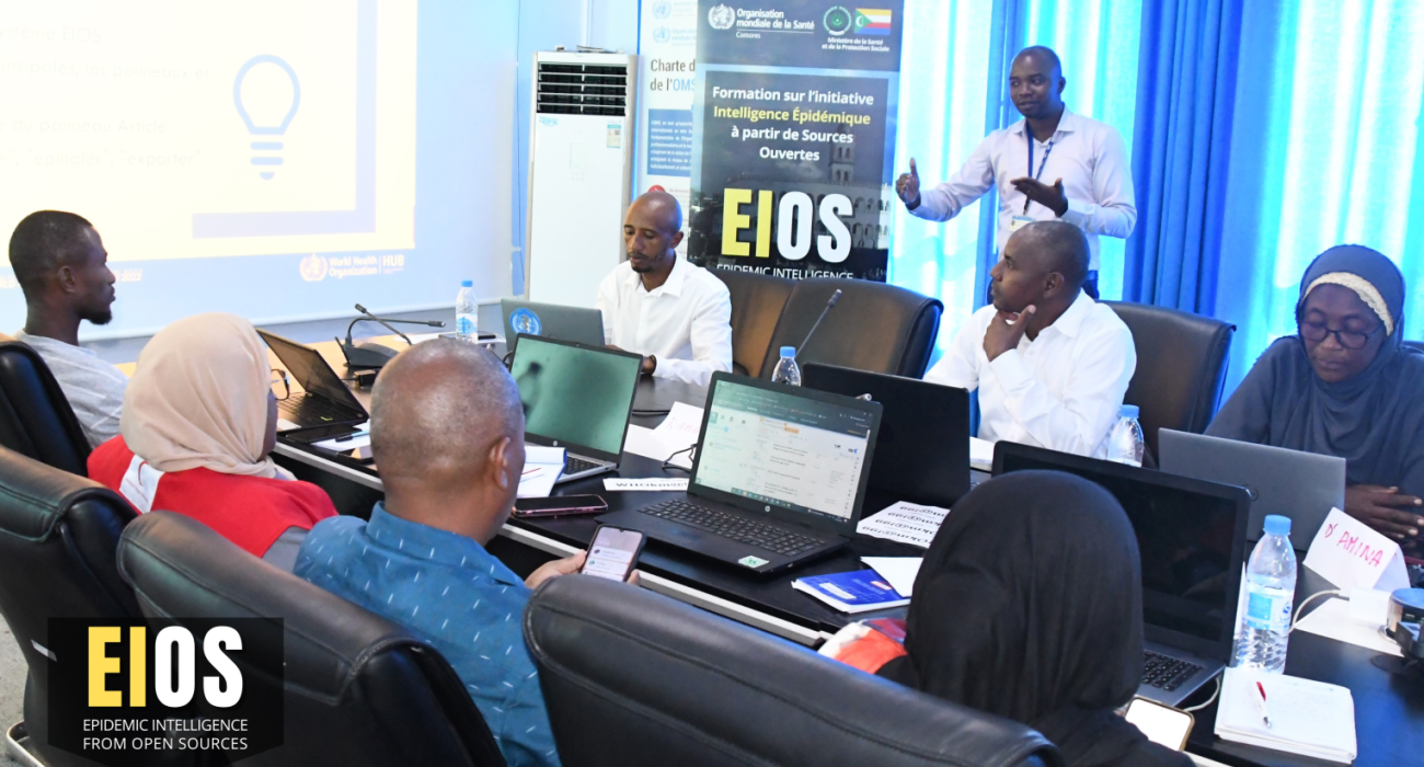 Debout, l'expert de l'OMS pour la formation sur l'EIOS