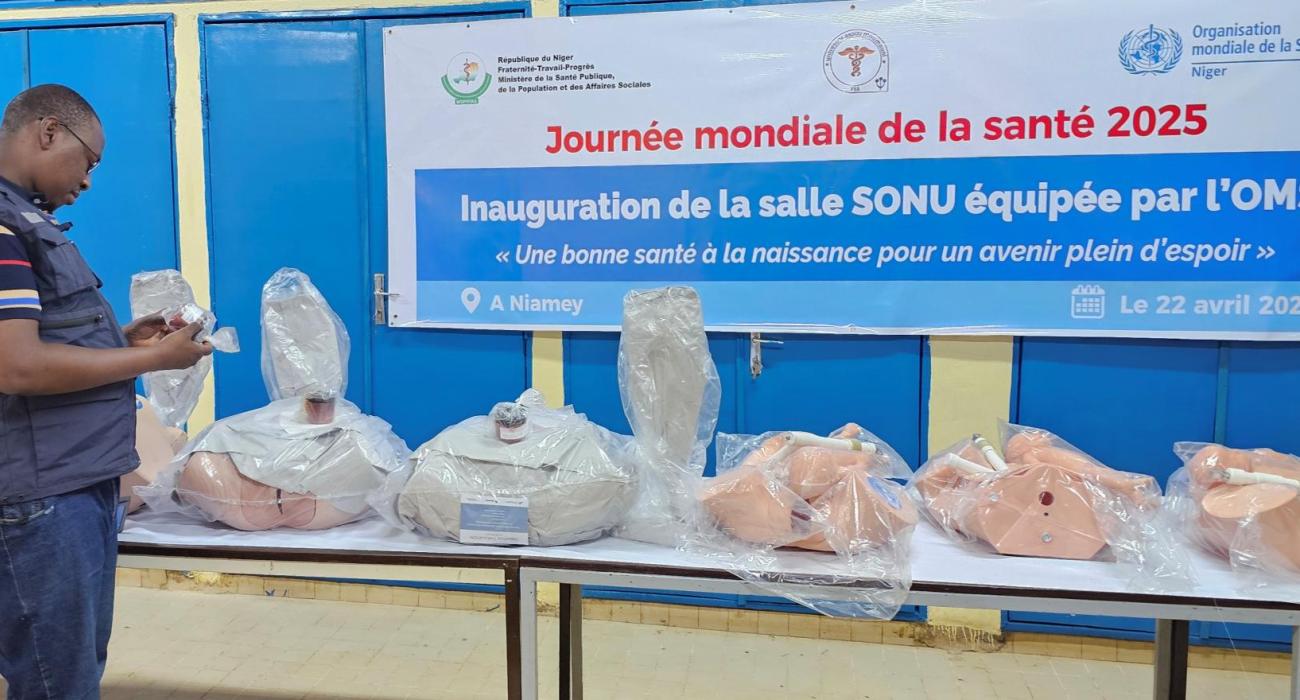 Un agent de l'OMS Niger vérifie les pièces des mannequins à la salle SONU