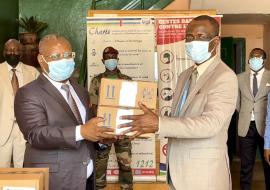 remise des boite d'azithromycin par le représentant au ministre de la santé