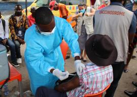 Au quartier 01 de N'djili, une équipe mobile vaccine les personnes éligibles de 18 ans et plus pour les protéger du virus mortel de SARS-CoV-2, à Kinshasa, en RDC --ek 