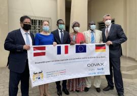 Visite des centres de dépistage, de vaccination et de stockage des vaccins par les Partenaires de l'UE en compagnie du Ministre de la Santé et des Représentants de l'OMS et de l'UNICEF