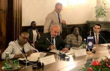 Dr Moeti signs the grant with the DG of OFID