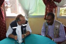 Tête-à-tête entre le Dr Peter Salama et le Dr Oly Ilunga à Mbandaka sur l'évolution de l'épidémie de la maladie à virus Ebola dans la région de l'Equateur. OMS/Eugene Kabambi