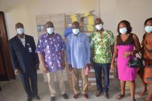 De gauche à droite, Dr Télesphore HOUANSOU, Conseiller NPO/ATM chargé de la lutte contre le VIH/SIDA, les Hépatites la Tuberculose et le Paludisme au Bureau OMS-Bénin, Dr Mamoudou HAROUNA DJINGAREY, Représentant Résident par intérim de l’OMS au Bénin, M. Boris SOUSSIA, Sociologue au PNLH, Dr Edmond Sossa GBEDO, Coordonnateur Adjoint du PNLH, Mme Josélita de SOUZA, Secrétaire administrative du PNLH et Mme Hélène Kokoè LAKOUSSAN, Assistante Administrative du PNLH.