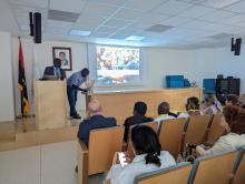 Representante da OMS, Dr. Humphrey, fazendo comentários sobre o trabalho da OMS com parlamentos