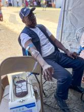 WR da OMS, Dr. Abdoulaye Diarra aproveitou a feira para doar sangue