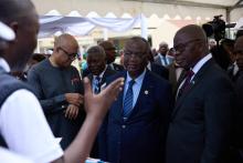 Le Ministre de la Santé et de la Popualation en visite du stand OMS accompagné des représentants par intérim de l'OMS pour Afrique et du Congo
